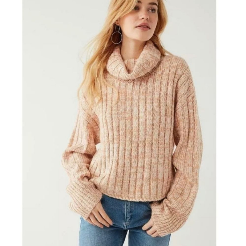 Urban Outfitters Chunky Knit Marled Turtleneck​​ Sweater in Tan